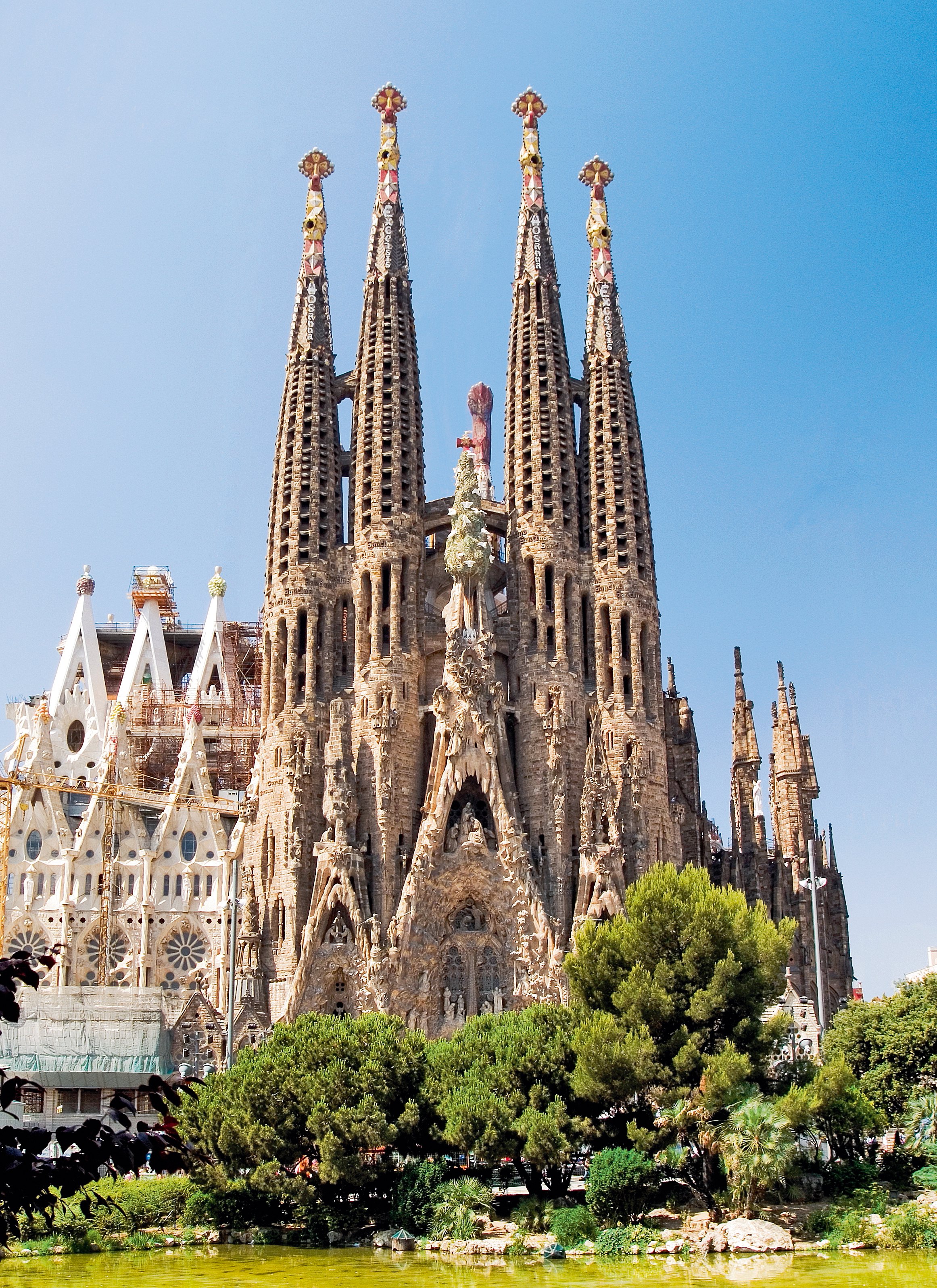 Достопримечательность какой страны является. Искупительный храм Святого семейства в Барселоне. Барселона Гауди храм Святого семейства.